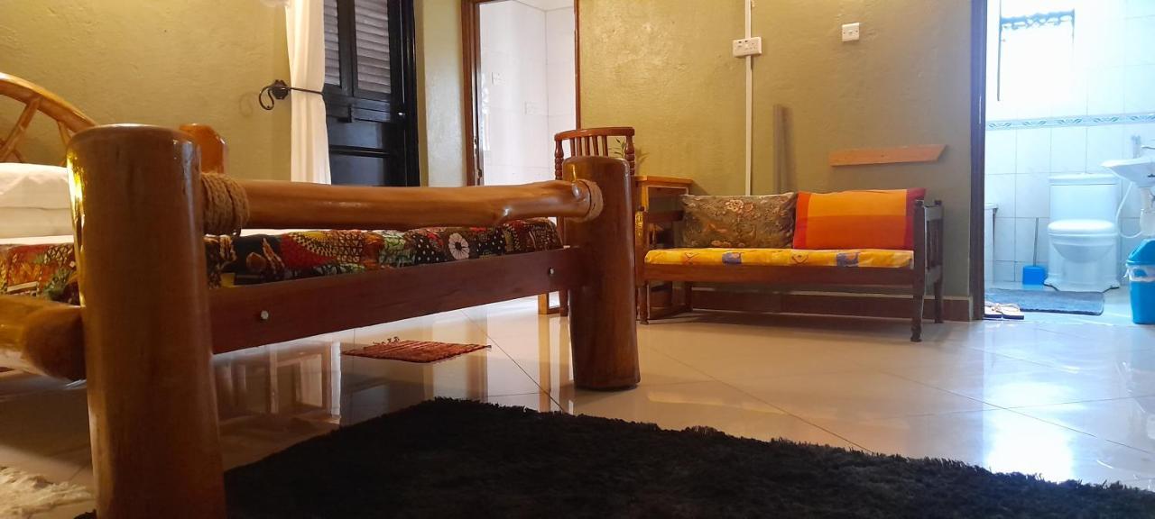 Aivilo Home Ентебе Екстериор снимка